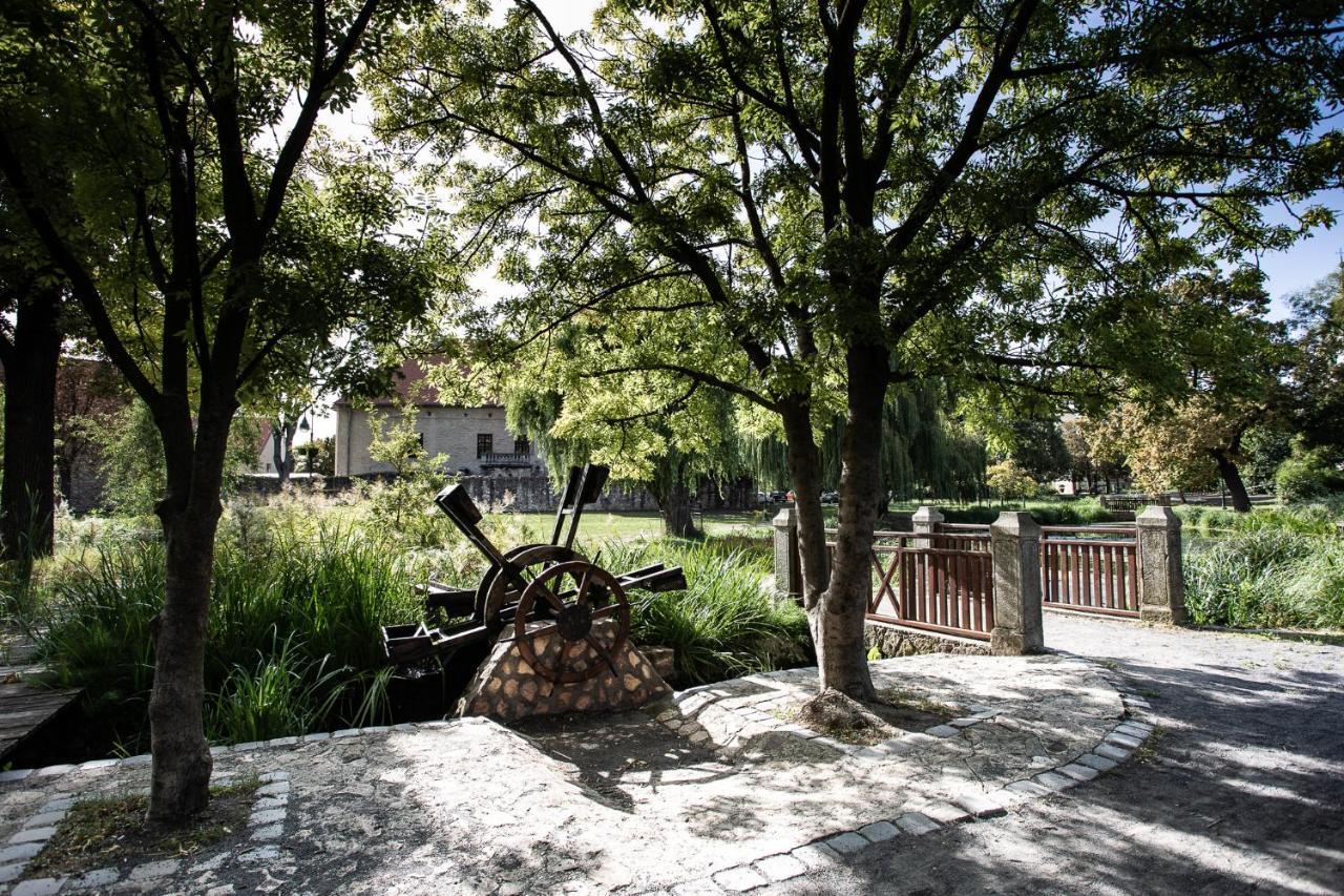 סרנץ' Huszarvar Hotel Kastelyszallo מראה חיצוני תמונה