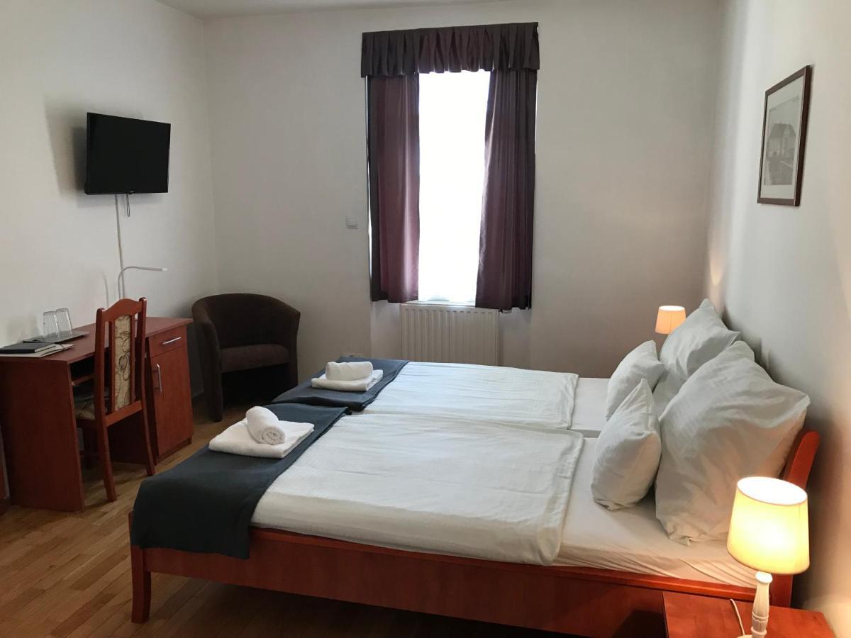 סרנץ' Huszarvar Hotel Kastelyszallo מראה חיצוני תמונה