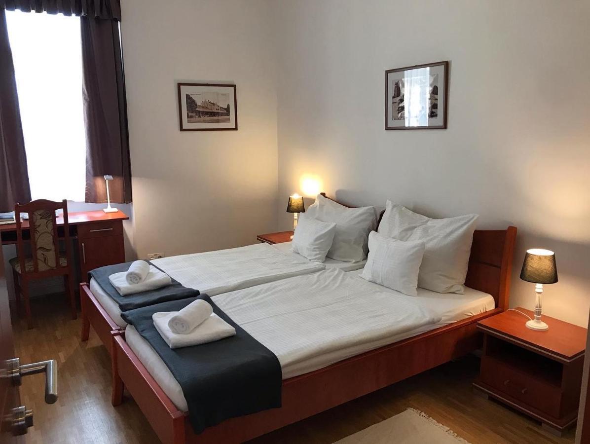 סרנץ' Huszarvar Hotel Kastelyszallo מראה חיצוני תמונה