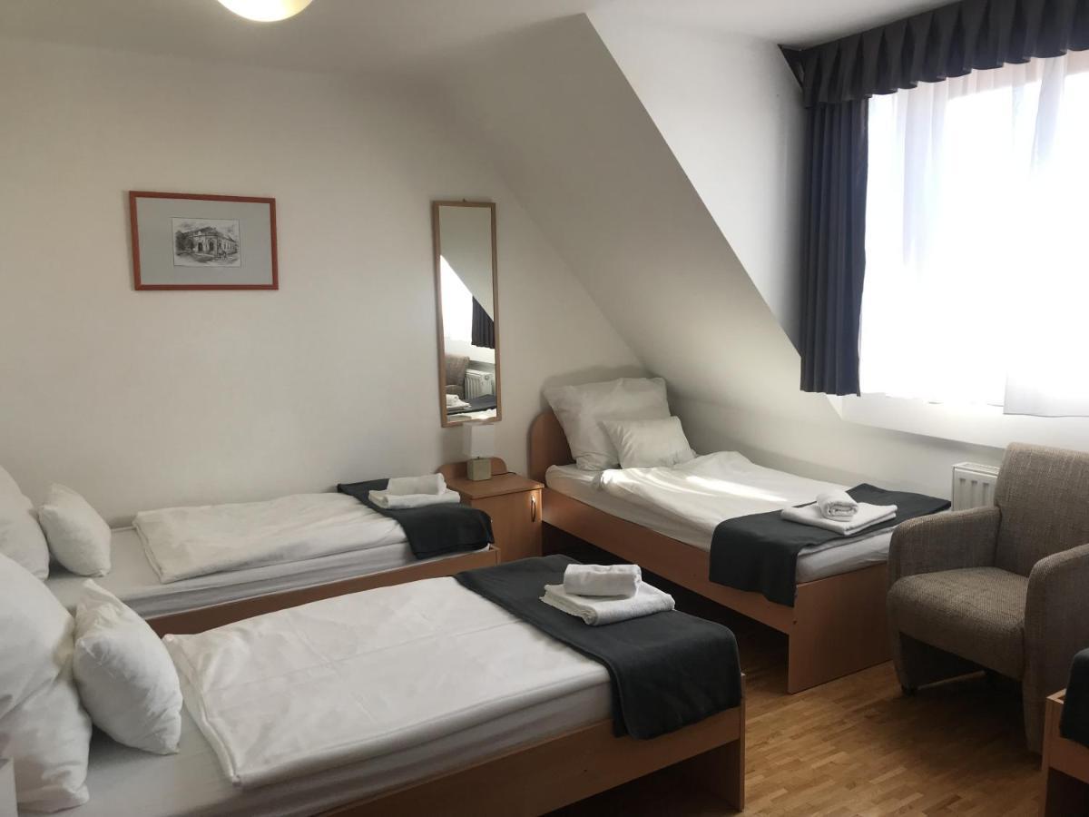 סרנץ' Huszarvar Hotel Kastelyszallo מראה חיצוני תמונה