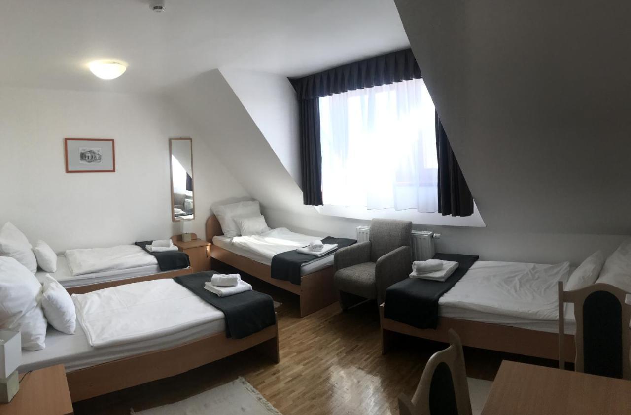 סרנץ' Huszarvar Hotel Kastelyszallo מראה חיצוני תמונה