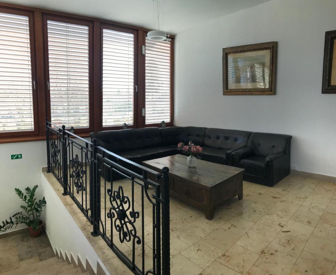 סרנץ' Huszarvar Hotel Kastelyszallo מראה חיצוני תמונה