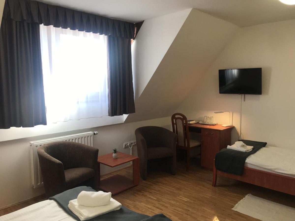 סרנץ' Huszarvar Hotel Kastelyszallo מראה חיצוני תמונה
