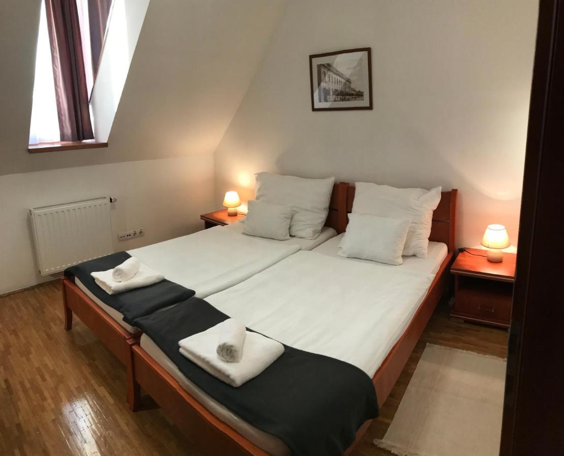 סרנץ' Huszarvar Hotel Kastelyszallo מראה חיצוני תמונה