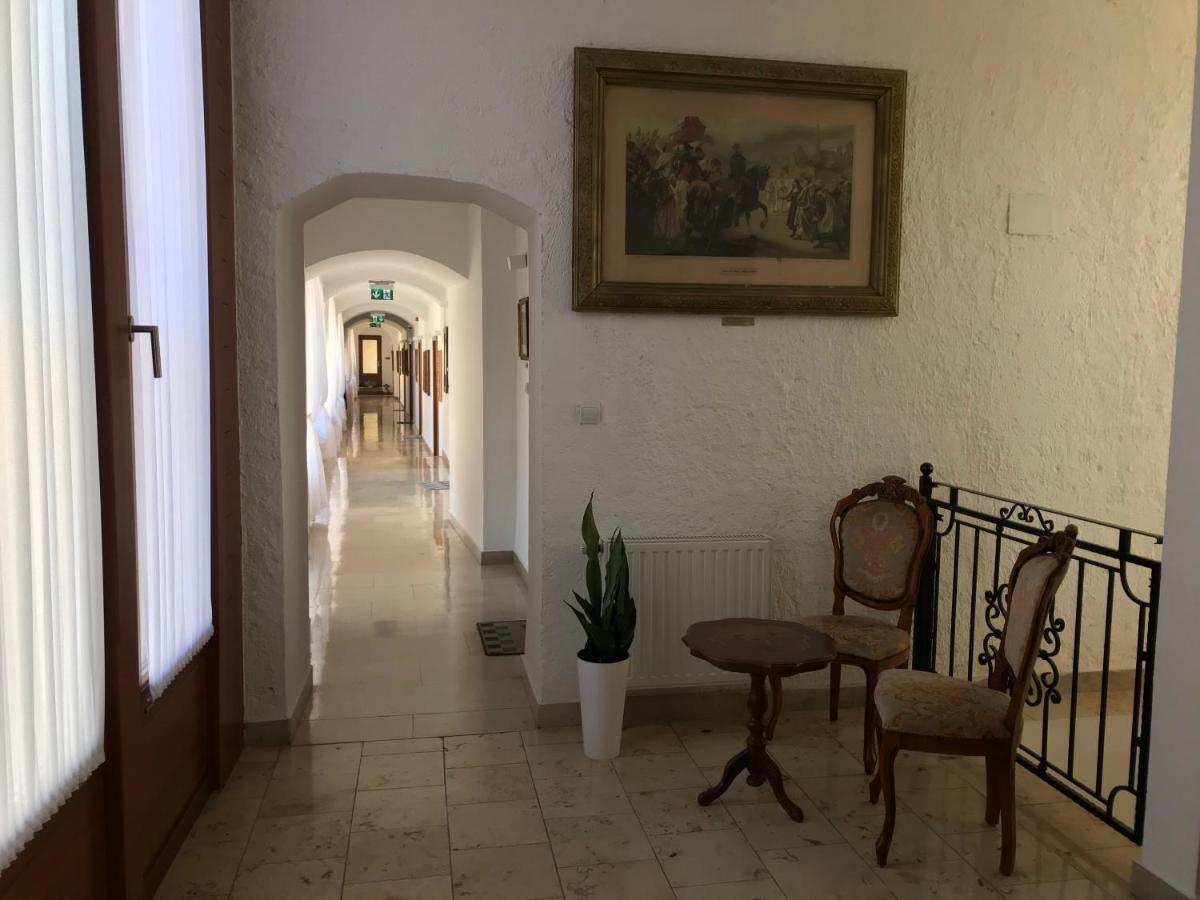סרנץ' Huszarvar Hotel Kastelyszallo מראה חיצוני תמונה
