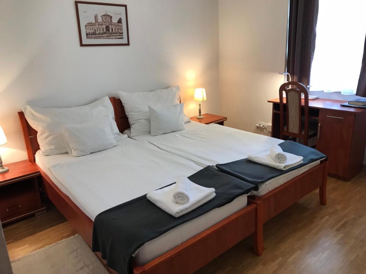 סרנץ' Huszarvar Hotel Kastelyszallo מראה חיצוני תמונה