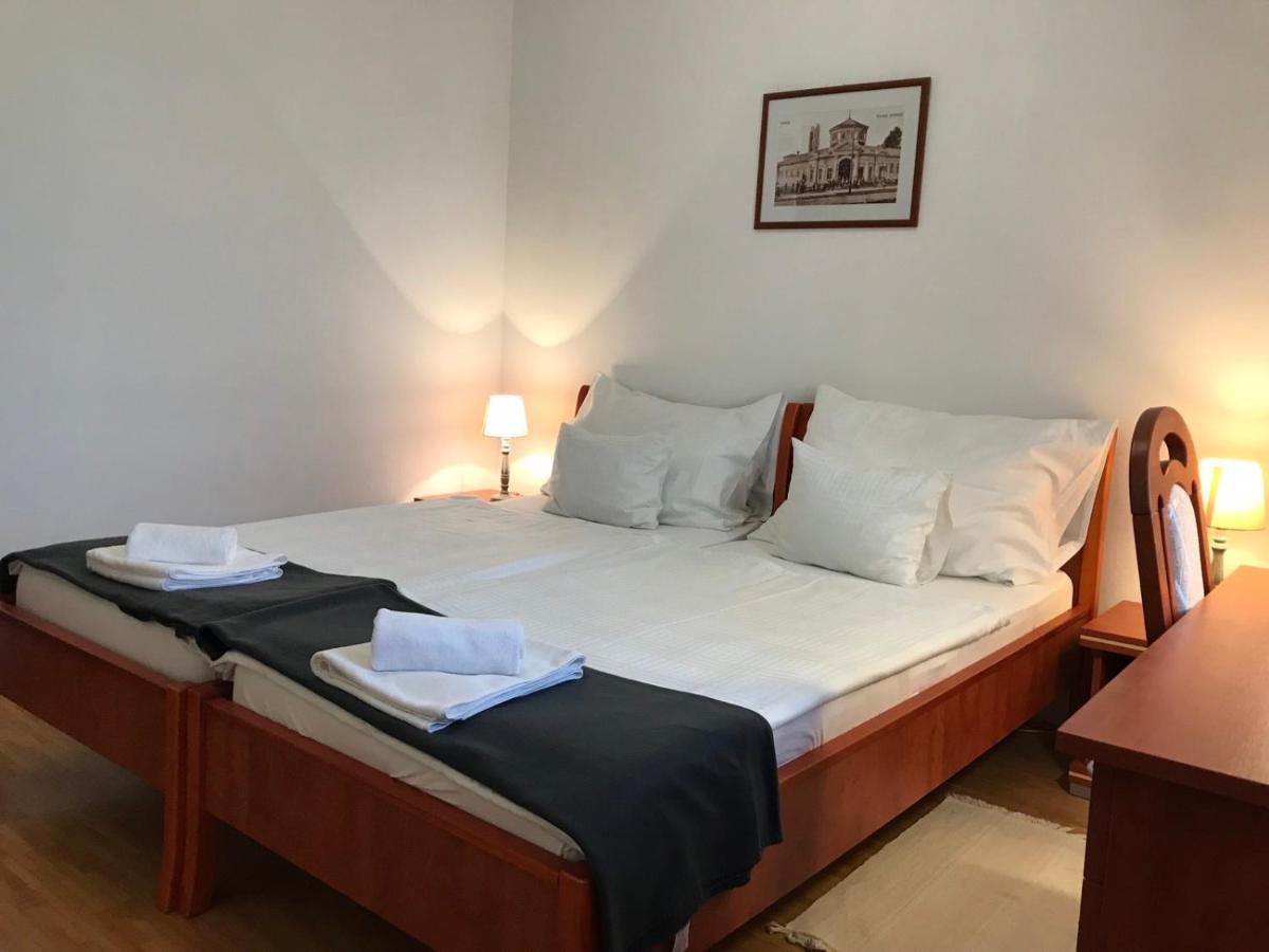 סרנץ' Huszarvar Hotel Kastelyszallo מראה חיצוני תמונה